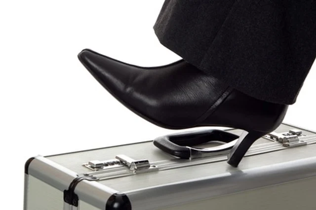 How to Select Shoes to Wear With a Woman's Suit